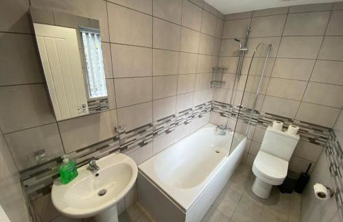 Modern 3- Bed Holiday Home - Private Parking Sleeps 10- 2 Min M62 - Foto 32