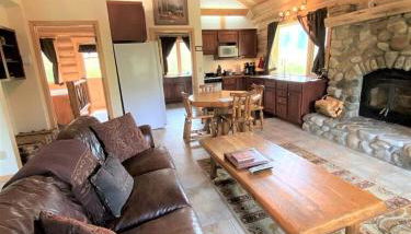 Tranquil Mountain Glamping Retreat: Stunning Log Cabin with a Hot Tub in Darby, MT - Foto 4