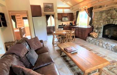 Tranquil Mountain Glamping Retreat: Stunning Log Cabin with a Hot Tub in Darby, MT - Foto 4