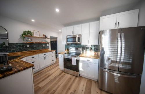 Centrally Located Cozy Modern Home in Bethel - Foto 53