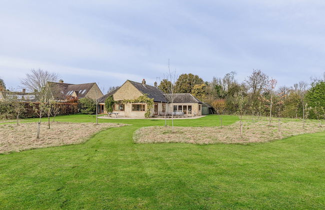 Charming 3BD Cotswolds Family Retreat - Photo 32