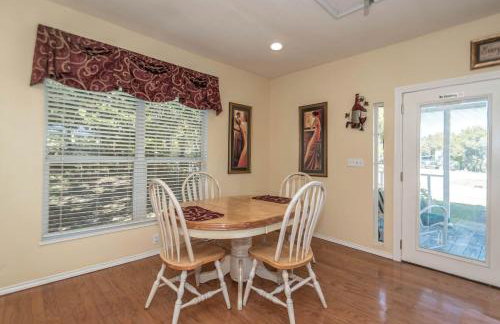 Joyful Cottage Rental for Couples with Poolside Cabana near San Antonio, TX - Foto 14