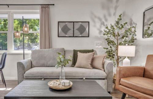 Fenced & Pet-Friendly! Modern 2BR Retreat! CLE-BW - Foto 1