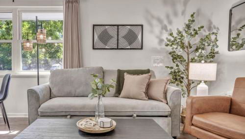 Fenced & Pet-Friendly! Modern 2BR Retreat! CLE-BW - Foto 1