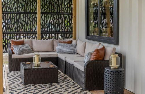 "Glamtainer" One of a kind Romantic Luxe Retreat, 8 Minutes to Emerald Beach, Outdoor Haven - Foto 41