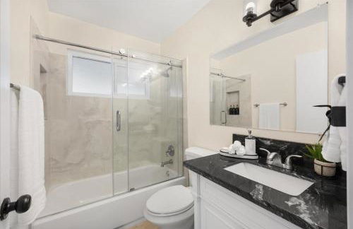 Luxurious Newly Remodeled 4 Bedroom Home with Large Backyard near Disneyland - Foto 7