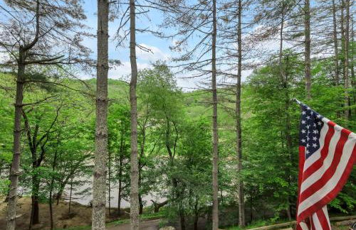 Riverfront Cabin in Crumpler-- Sleeps 6, 30 Mins to West Jefferson - Foto 6