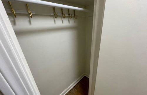 New! Cozy 4-bedroom w/ free parking. Dogs welcome! - Foto 12