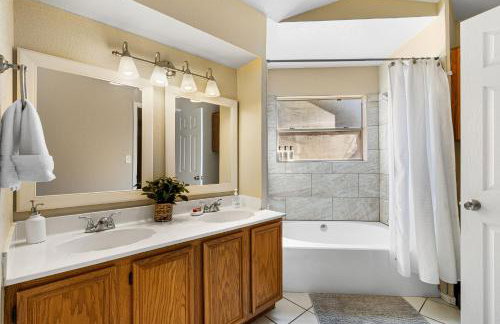 Peaceful West: 4BR Dusk Haven - Foto 26