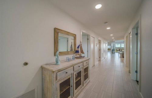 Luxury Waterfront Penthouse with Amenities and Services - Foto 22