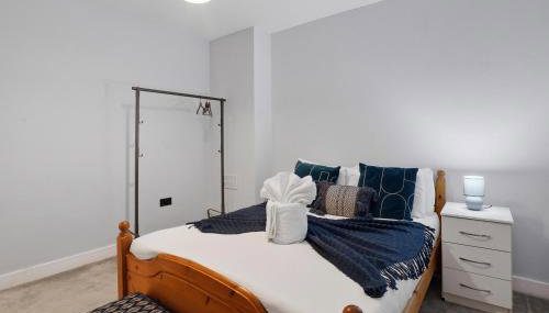 Spacious Modern 4BR Home 2 Luxury Bathrooms Private Parking Near M54, M6, JLR & WV1 - Foto 4, towels