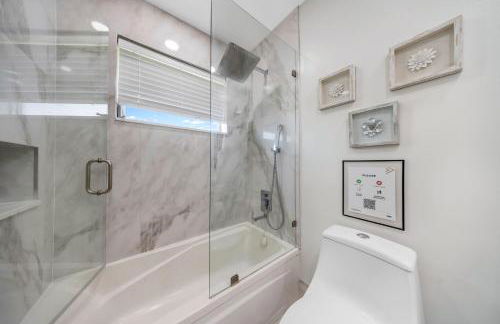 Tropical Villa Retreat with Private Pool & Peaceful Backyard - Stylish Escape in a Tranquil Residential Area - Foto 40