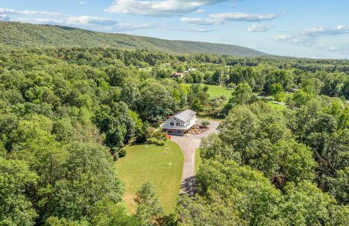 Trailblazer Lodge - Upscale, hot tub, trail, game room, wifi, fire pit, bar, pool table, king bed, view, pet friendly - Photo 55