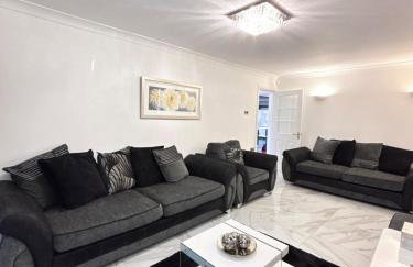 Luxury 5BR Stay With City Access - Photo 72