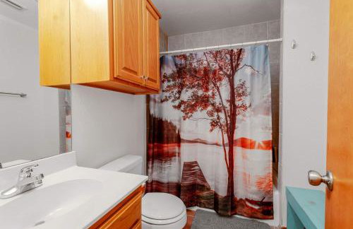 Family Lakefront Home with Large Porch - Foto 16