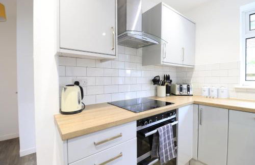 Detached Bungalow - Sleeps 8 - Free Parking, Fast Wifi, Smart TV and Garden by Yoko Property - Photo 7