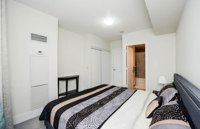 Sarkar Suites - 330 Burnhamthorpe Road - Photo 14