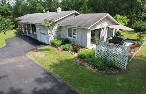 Catskills Getaway 3BR Retreat with Media Room, Near Casino, Bethel Woods and More - Foto 14