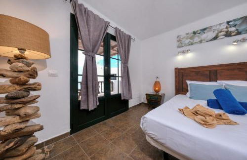 Casa Hibiscus - Shared Pool and BBQ - Close to Seafront Promenade By Lanzarote Vacation Homes - Foto 14