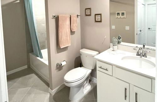 Stylish 3rd-Floor Condo with Golf Course Views - Foto 25