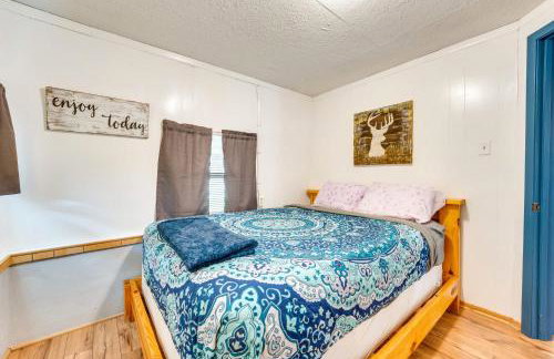 'Cabana Luna' Cabin w/ Deck, Swing & Fire Pit! - Foto 12
