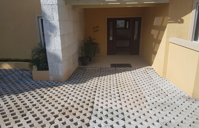 Je Suis Jamaica - 4 B R Beachfront Villa w Staff - Photo 67