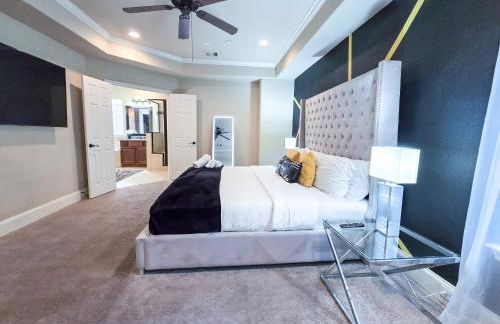 Artsy 3-Story Townhouse Near the Galleria Area! - Foto 15