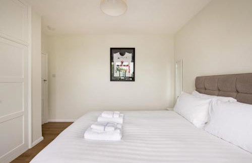 PenthouseStays Wimbledon - Chic 2 Bedroom King Bed Apartment with Balcony - 2 mins from Wimbledon Tennis Club and Museum - AELTC - Foto 16