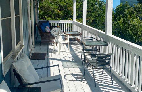 3rd-row beach cottage with ocean views, beach access, deck, & grill - Foto 1