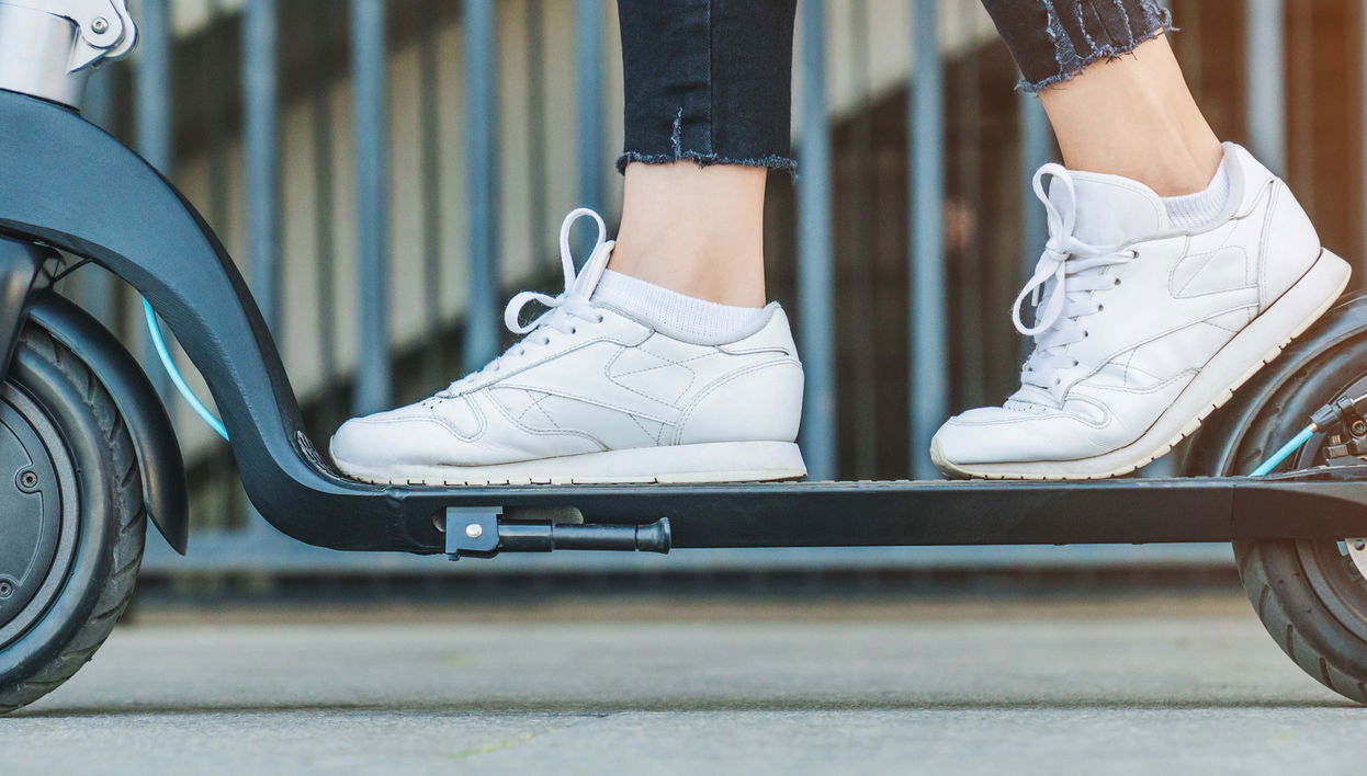 Visite sur le thème de l'architecture brutaliste en trottinette électrique