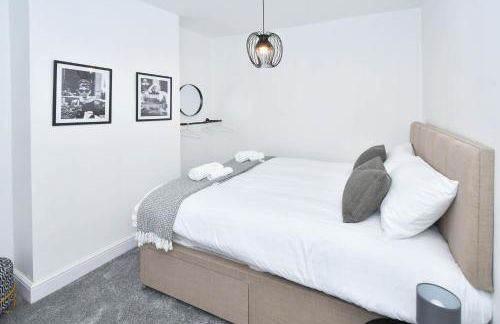 Elm House by YourStays - Lovely home in Cheshire, quiet residential street - Photo 47