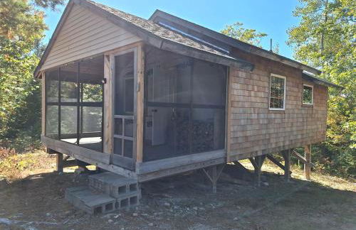 Unplug nd Reconnect in Peceful Off-Grid Cbin for Relxtion nd Nture Immersion in Beddington, Mine - Foto 1