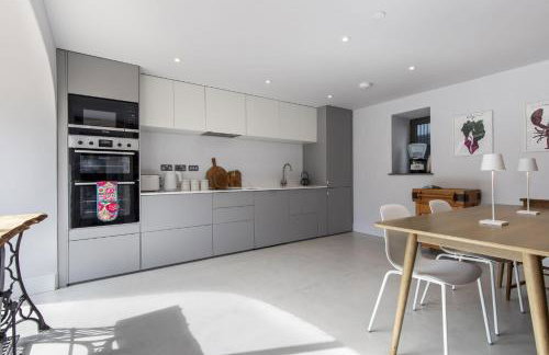 Cartws at Pentrecelyn - styilish barn conversion with large kitchen and outdoor space - Foto 24