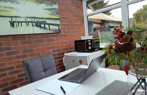 Cosy and Private with 55"TV and Dedicated Toilet Shower Space - Foto 37