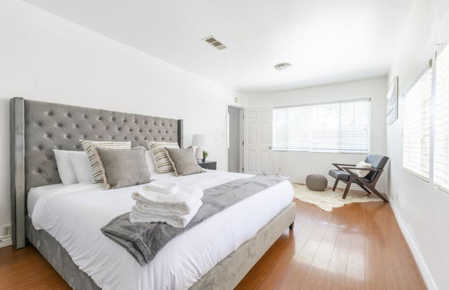 Charming Spacious Home - Modern Comforts, Prime Location - Photo 13