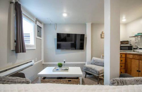 Central 2 bedroom unit with 3 beds and 3 large TVs - Photo 2