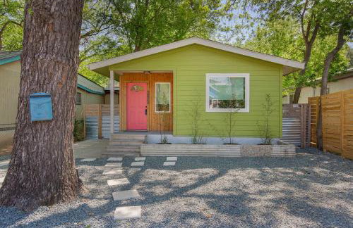 Authentic ATX Gem with Cowboy Pool, Vibe with Downtown & Local Eateries - Foto 1