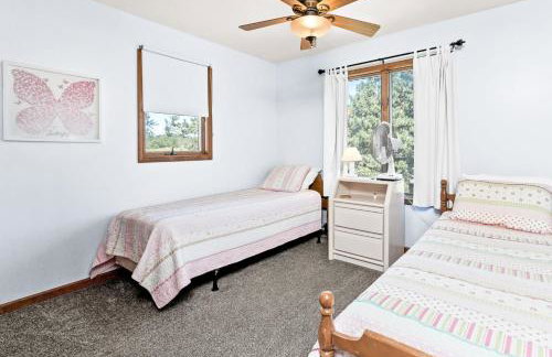 Experience lakeside luxury at Sunset Cove, a spacious 5-bedroom home - Foto 6