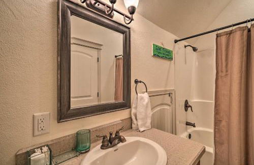 Updated Townhome with Hot Tub - Walk to Downtown! - Foto 19