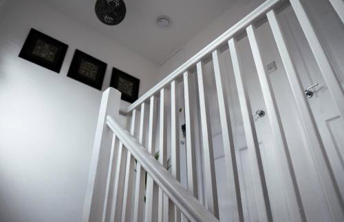 Large 4 BedroomProperty driveway and 3 bathrooms - Photo 4