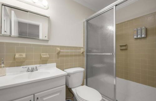 Cozy 4BR King Suite Home by WEC & Downtown! - Foto 22