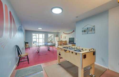 Modern Log Cabin with Rec Room, Steps to Lake! - Foto 30