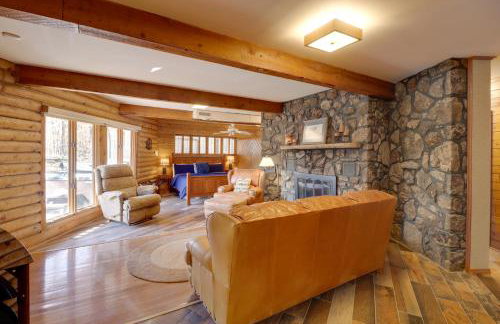 Family-Friendly Riverfront Manor on the Little Red - Foto 17