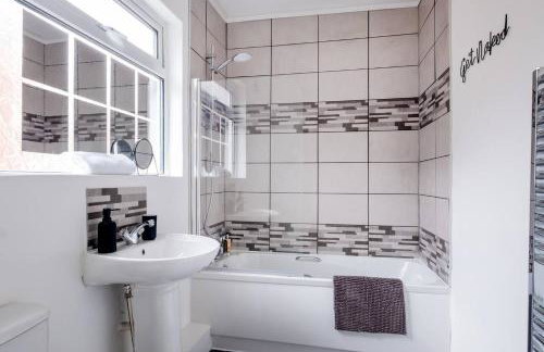 Recently renovated stylish home parking - Pass the Keys - Photo 36