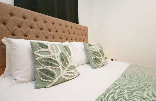 Modern 3 Bed - M4 ACCESS - Wi-Fi - Photo 67