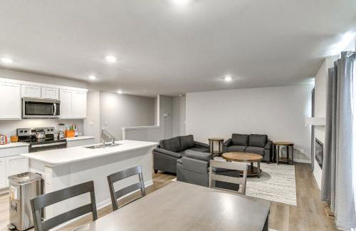 1 Mi to Golf Quiet Waukee Home with Fireplace! - Foto 1