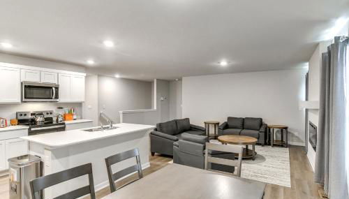 1 Mi to Golf Quiet Waukee Home with Fireplace! - Foto 1