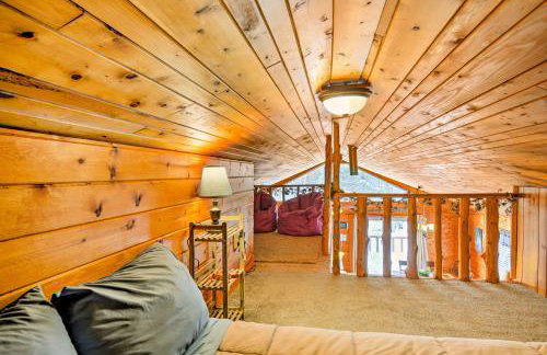 Cozy Manistique Cabin with Deck, Grill and Fire Pit! - Foto 18