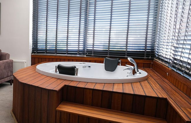 Eluxio Suite Hotel - Photo 61