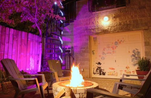 The Banksy-Free Parking -4 bedroom w King bed- Firepit Rooftop near United Center - Foto 1
